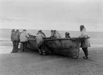image of inupiat_launching_boat